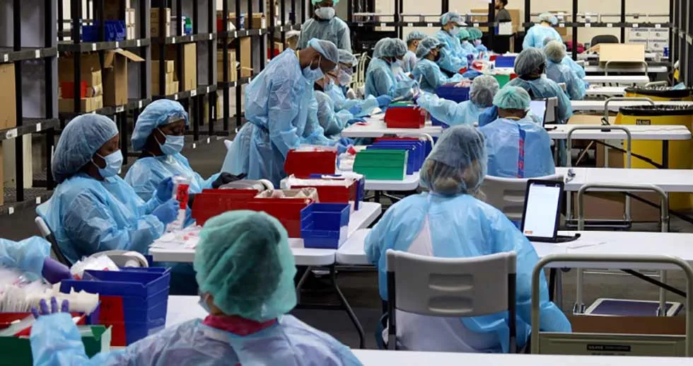 Cleanroom assembly line with protective equipment